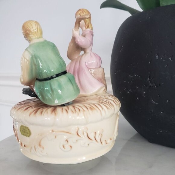 Vtg Josef Originals Loving Couple Ceramic Moving Figurine & Rotating Music Box - Picture 14 of 15